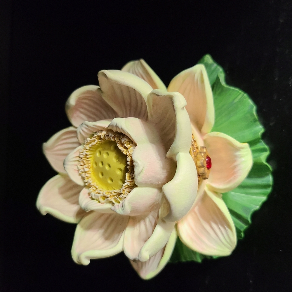 Avon Vintage Water Lily Lotus Floral Lidded Trinket Box With Gold Accents - Picture 5 of 8
